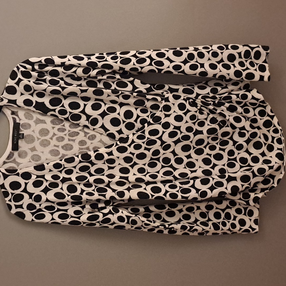 Nine West long-sleeved Faux Wrap Knit Top black & white circle design Sz Large